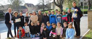 Bild enthält, College, Pants, People, Person, Shoe, Portrait, Coat, Jeans, Glove, Jacket