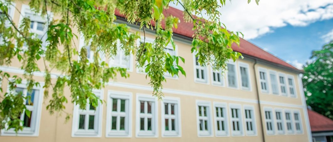 Bild enthält, Building, Condo, Housing, City, Leaf, Tree, Urban, Vegetation, Villa, Neighborhood