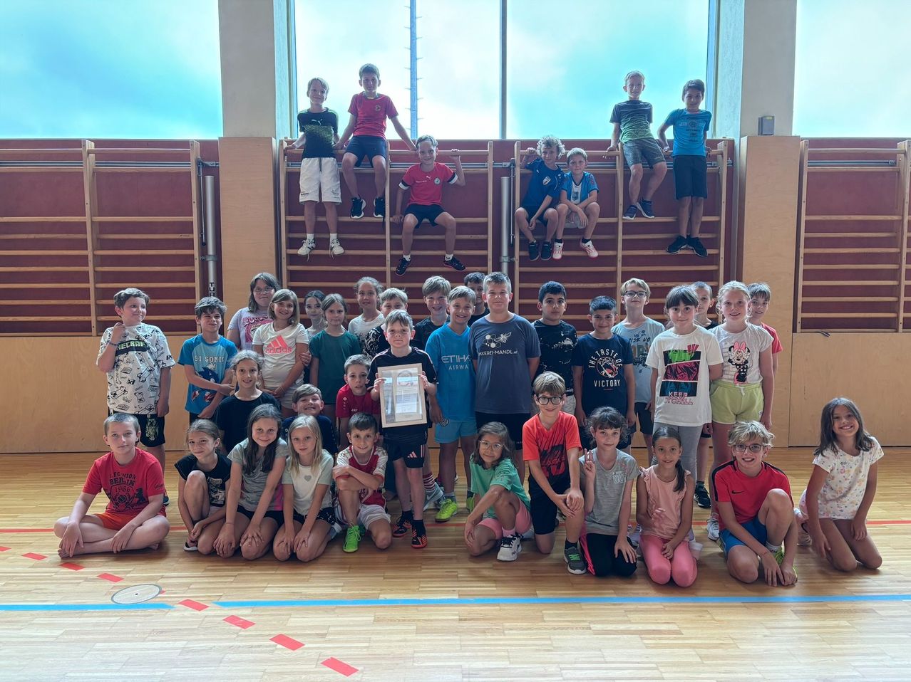 Bild enthält, Shorts, Face, Person, Portrait, Boy, Child, Male, Shelter, People, Floor