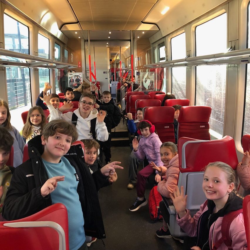 Bild enthält, People, Person, Child, Female, Girl, Boy, Male, Face, Lounge, Shoe