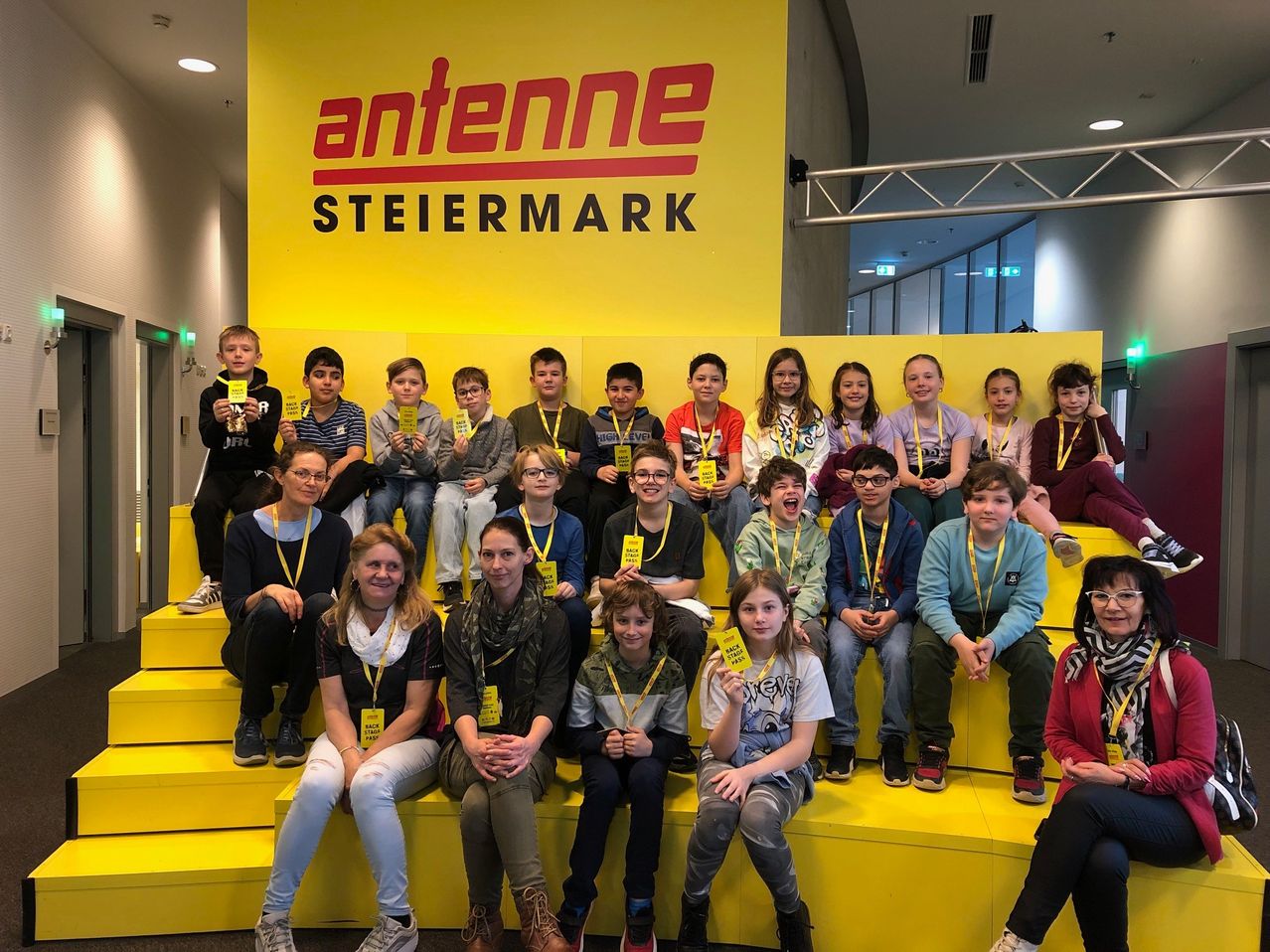 Bild enthält, People, Person, Groupshot, Female, Girl, Teen, Adult, Woman, Shoe, Child