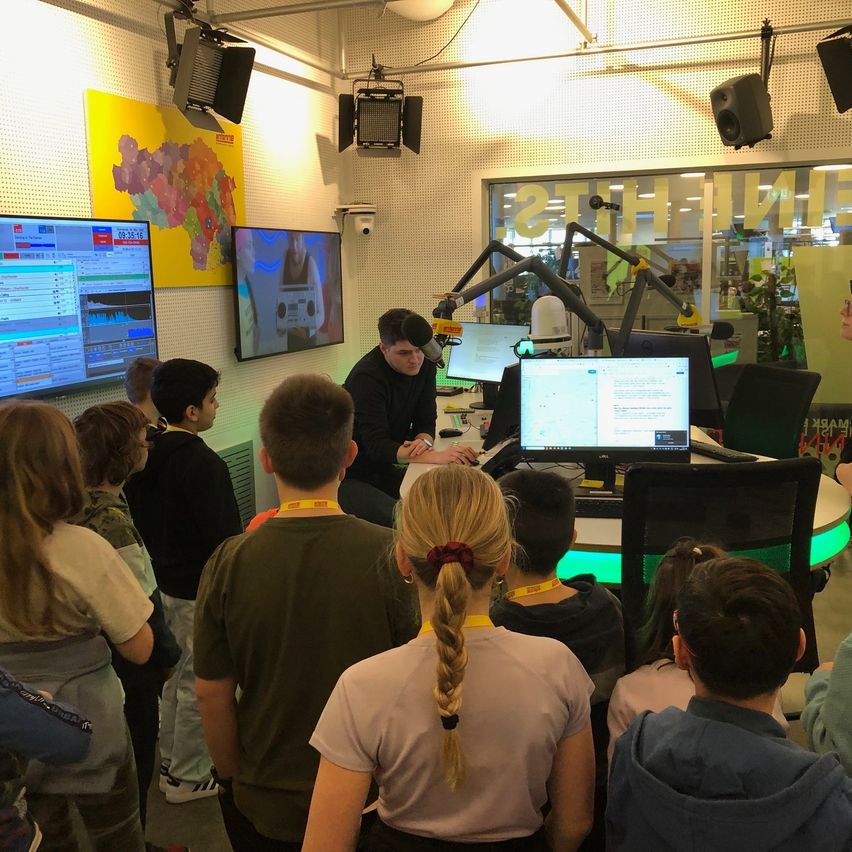 Bild enthält, Screen, Computer Hardware, Hardware, Monitor, Table, Desk, Person, Boy, Child, Male