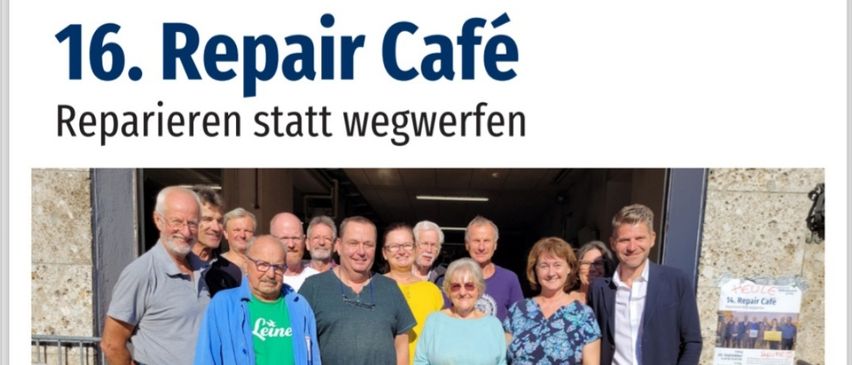 Das Bild zeigt einen Flyer für das 16. Repair Café. Es zeigt eine Gruppe von Menschen, die zusammenstehen, mit dem Datum und der Uhrzeit der Veranstaltung, dem 3. Oktober von 14:00 bis 18:00 Uhr, deutlich angezeigt. Der Flyer enthält auch eine kurze Beschreibung der Veranstaltung und ermutigt die Menschen, zu reparieren anstatt wegzuwerfen.