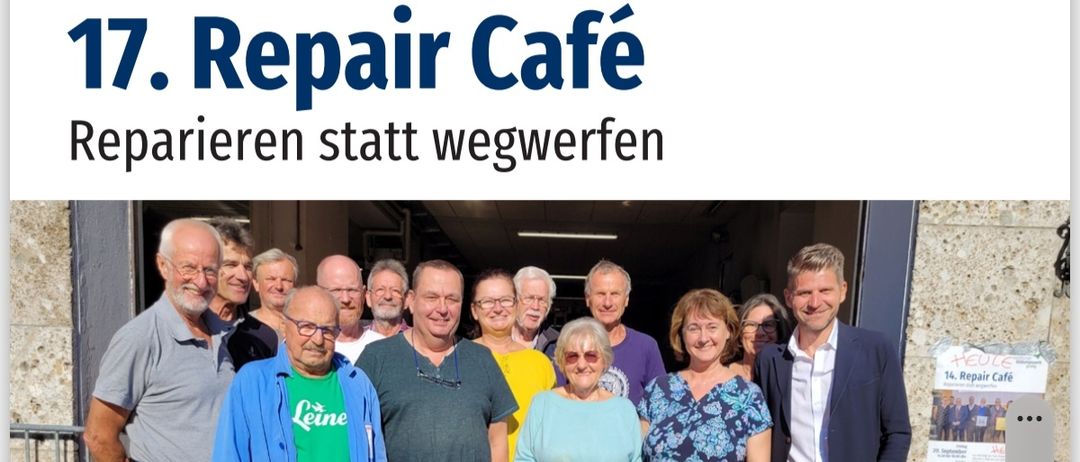 Eine Anzeige für das 17. Repair Café am 8. Mai 2026 von 13:00 bis 18:00 Uhr. Es zeigt eine Gruppe von Menschen, die vor einem Gebäude stehen und lächelnd für ein Foto posieren. Das Bild spielt in einem Gemeindezentrum.