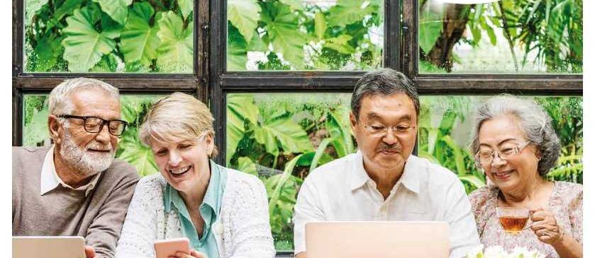 Bild enthält, People, Person, Table, Adult, Male, Man, Head, Female, Woman, Face