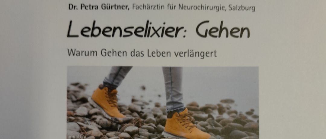 Dokument zeigt eine Präsentation von Dr. Petra Gürtner mit dem Titel 'Lebenselixirer: Gehen' über die Vorteile des Gehens für die Langlebigkeit. Ein Bild einer Person beim Gehen ist abgebildet.