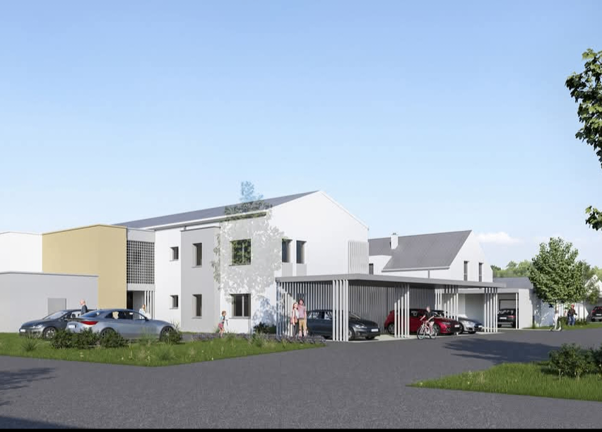 Eine architektonische Darstellung zeigt ein modernes, weißes Mehrfamilienhaus mit mehreren geparkten Autos davor, herumlaufenden Menschen und Bäumen auf der rechten Seite.