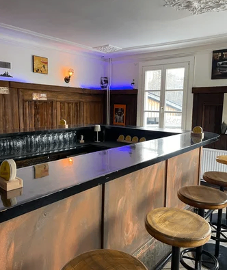 Bild enthält, Indoors, Interior Design, Bar, Kitchen, Kitchen Island