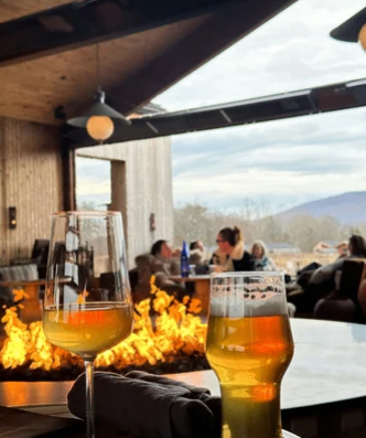 Bild enthält, Adult, Female, Person, Woman, Alcohol, Beer, Beverage, Urban, Party, Outdoors