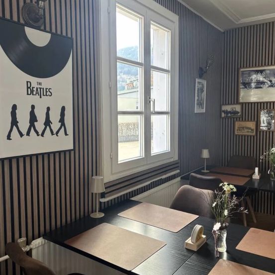 Bild enthält, Indoors, Interior Design, Wood Panels, Person, Table, Building, Lamp, Chair, Dining Room, Home Decor