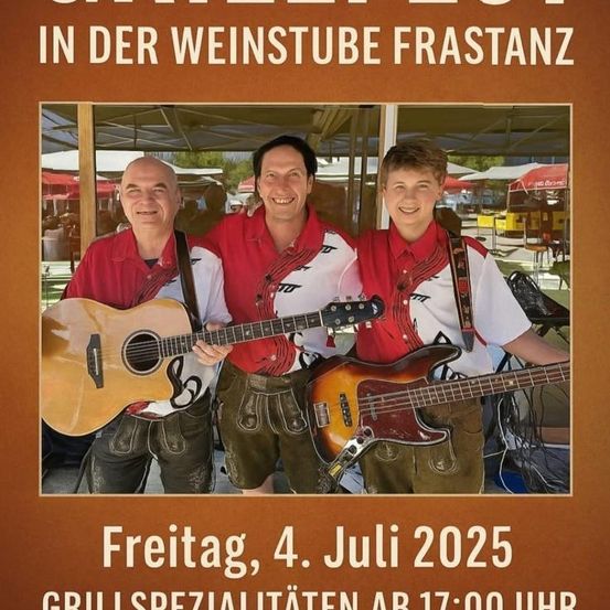 Drei Männer in traditioneller bayerischer Kleidung stehen vor einer Weinstube, lächelnd und Gitarren haltend. Die Veranstaltung ist für den 4. Juli 2025 geplant, mit Grillspezialitäten ab 17:00 Uhr.