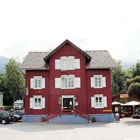 Bild enthält, City, Hotel, Housing, Villa, Street, Urban, Neighborhood, Car, Plant, Resort