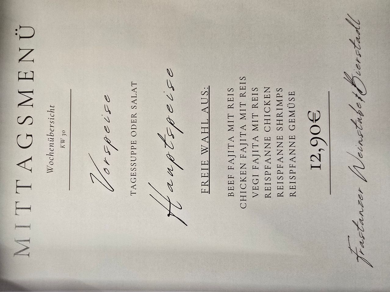 Ein Menü mit verschiedenen Mahlzeiten, einschließlich Rindfleisch, Hähnchen und vegetarischen Optionen, zum Preis von 12,90 Euro.