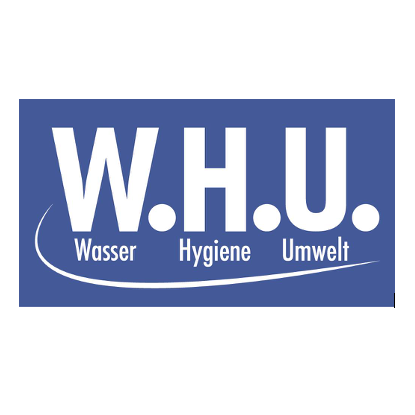 Das W.H.U.-Logo zeigt den Firmennamen in fetten weißen Buchstaben auf blauem Hintergrund. Darunter sind die Worte 'Wasser,' 'Hygiene' und 'Umwelt' in weiß geschrieben.