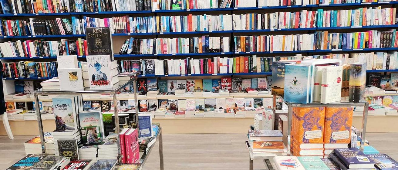 Bild enthält, Furniture, Book, Publication, Shop, Bookcase, Architecture, Building, Person