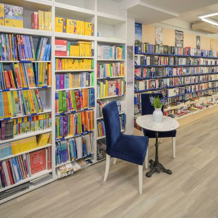 Bild enthält, Book, Indoors, Library, Publication, Furniture, Chair, Desk, Bookcase, Person
