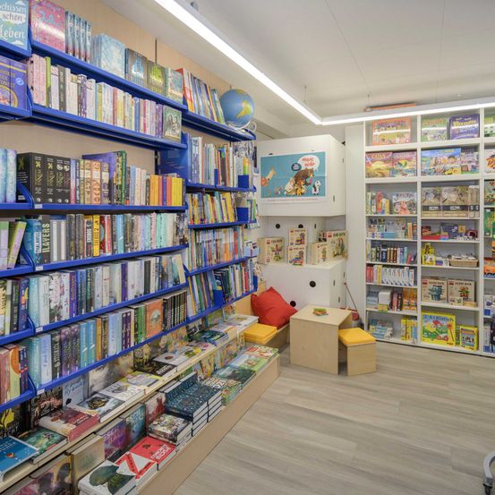 Bild enthält, Furniture, Bookcase, Book, Publication, Indoors, Library, Shop, Person