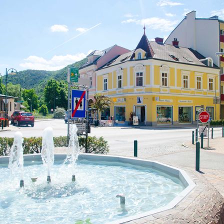 Bild enthält, City, Fountain, Water, Hotel, Neighborhood, Urban, Car, Street, Road Sign, Hot Tub