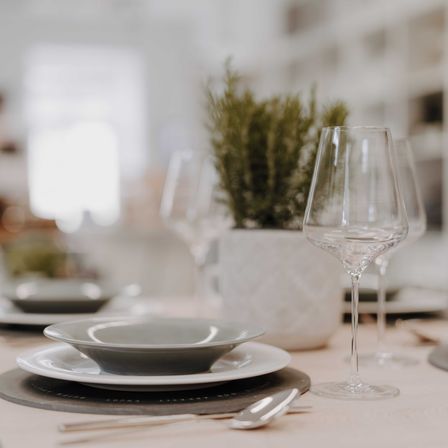 Bild enthält, Glass, Dining Table, Furniture, Table, Dining Room, Indoors, Tabletop, Cutlery, Plate, Saucer