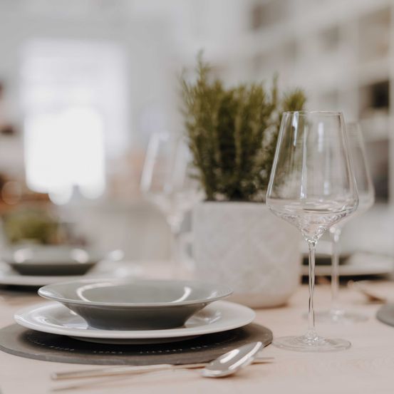 Bild enthält, Glass, Dining Table, Furniture, Table, Dining Room, Indoors, Tabletop, Cutlery, Plate, Saucer