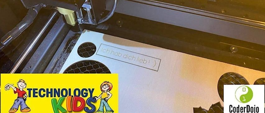 Ein Nahaufnahme eines Laserschneiders mit einem weißen Blatt Papier, auf dem der deutsche Satz 'Ich hab dich lieb' geschrieben steht. Das Bild enthält auch ein gelbes Banner mit dem Text 'TECHNOLOGY KIDS' und einem Logo.