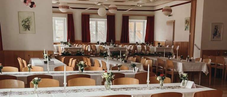 Bild enthält, Indoors, Dining Table, Table, Hall, Chair, Tablecloth, Fun, Banquet, Building, Dining Room
