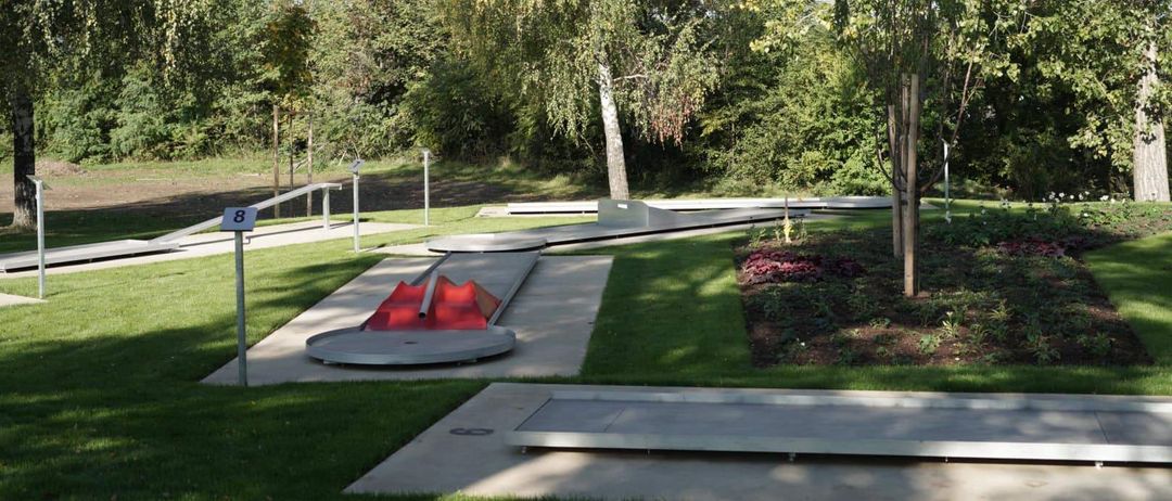 Bild enthält, Grass, Nature, Outdoors, Park, Backyard, Play Area, Vegetation, Scenery, Tree, Woodland