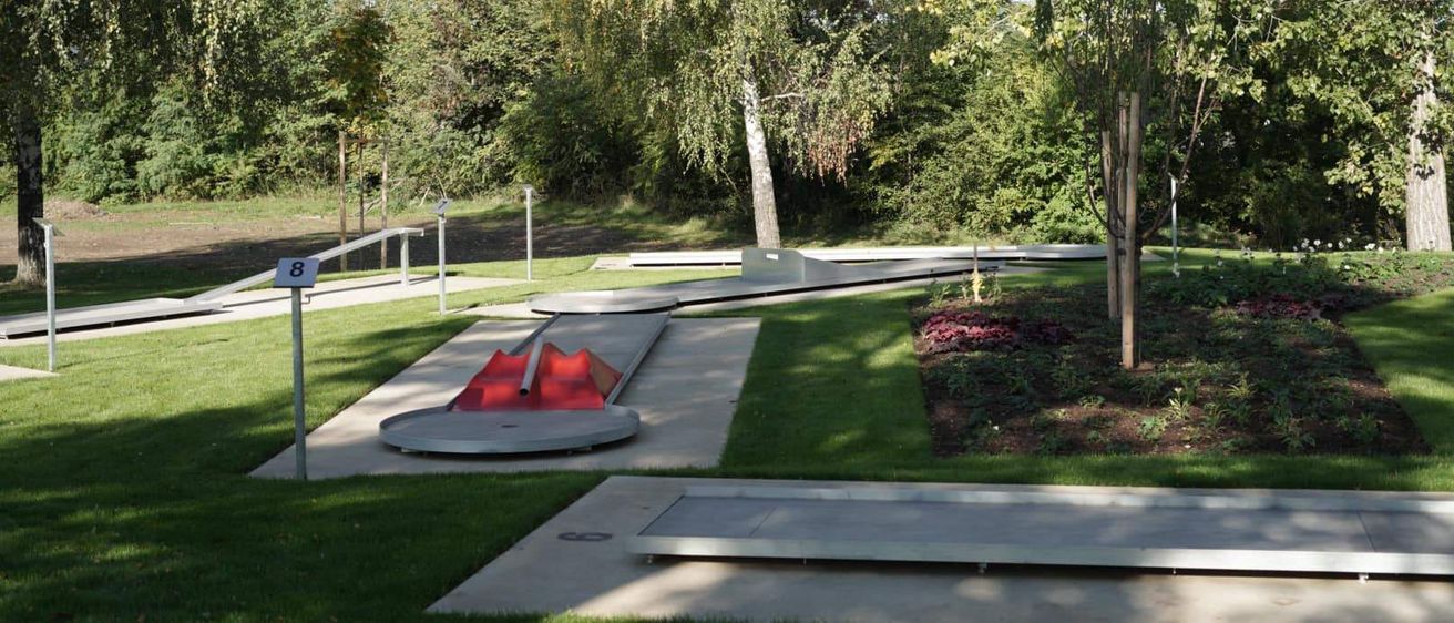 Bild enthält, Grass, Nature, Outdoors, Park, Backyard, Play Area, Vegetation, Scenery, Tree, Woodland