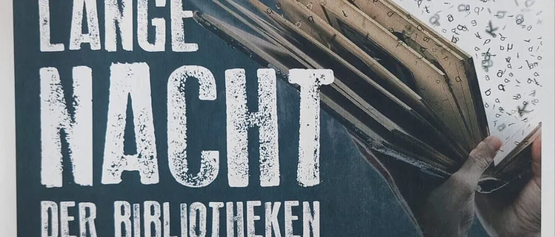 Plakat für die Veranstaltung 'Lange Nacht der Bibliotheken', zeigt eine Hand, die ein offenes Buch mit fliegenden Buchstaben in der Hand hält, mit blauem Hintergrund und rotem Rand unten.