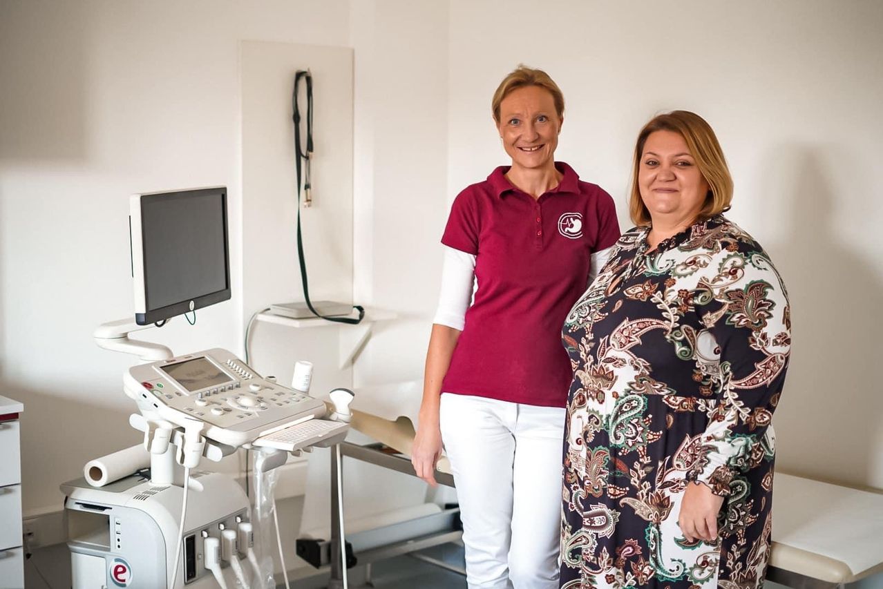 Bild enthält, Furniture, Table, Desk, Adult, Female, Person, Woman, Monitor