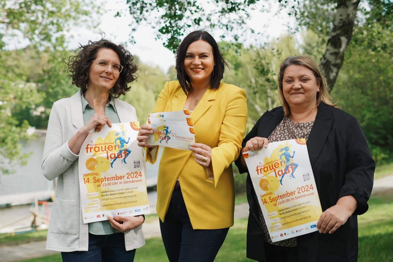 Bild enthält, Advertisement, Poster, Adult, Female, Person, Woman, Coat, Groupshot, Smile, People