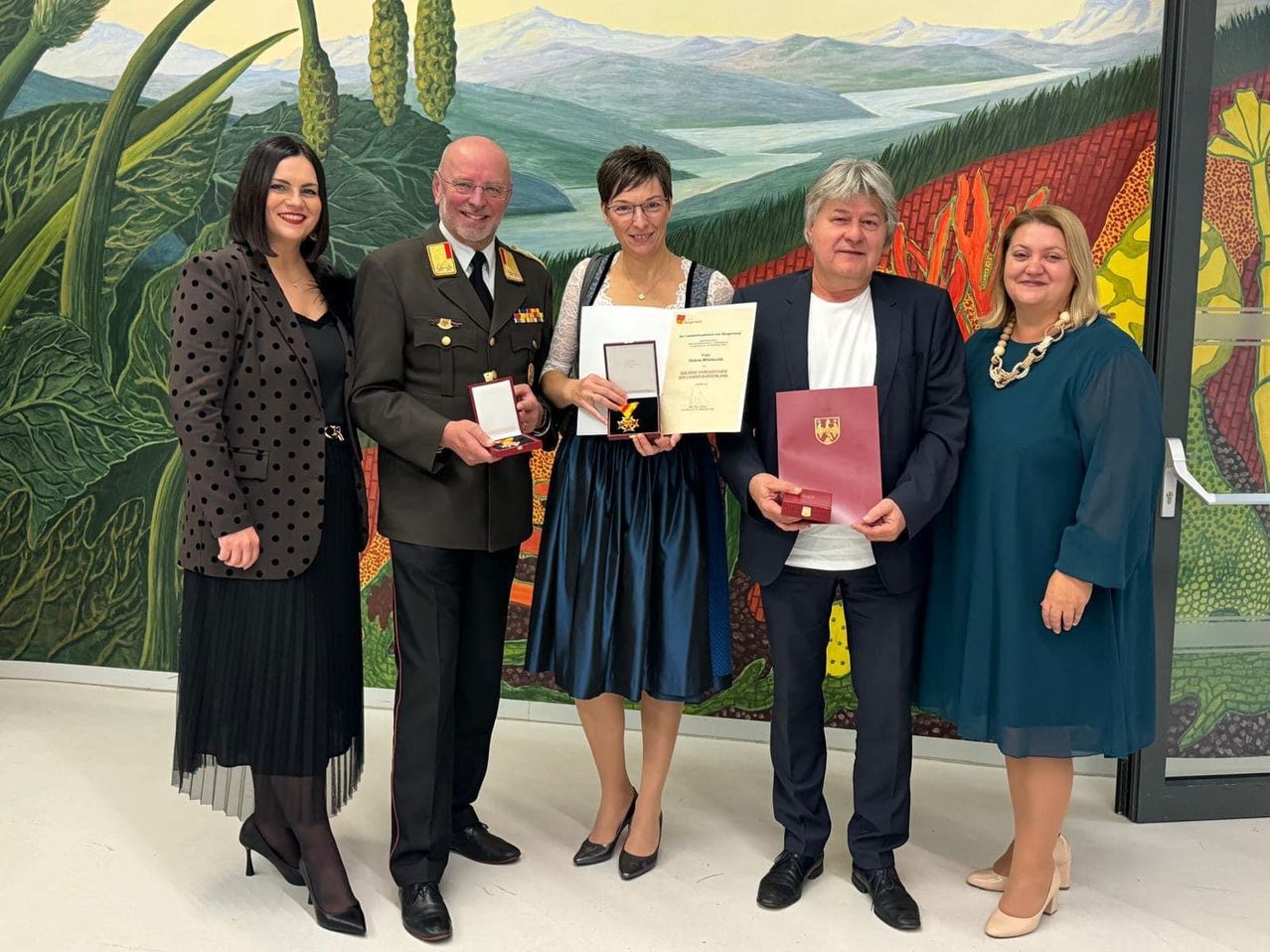 Bild enthält, Adult, Female, Person, Woman, Lady, Groupshot, Male, Man, Skirt, Coat