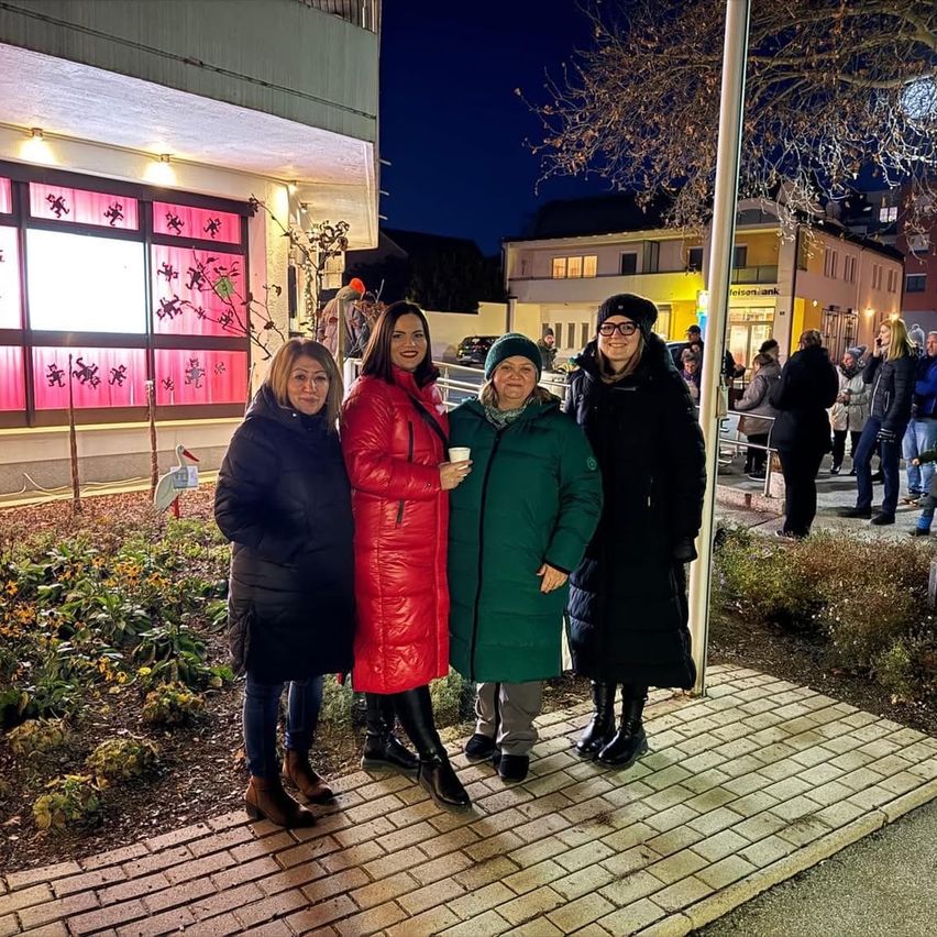 Bild enthält, Urban, People, Person, Clothing, Coat, Groupshot, Hoodie, Sweatshirt, Accessories, Glasses