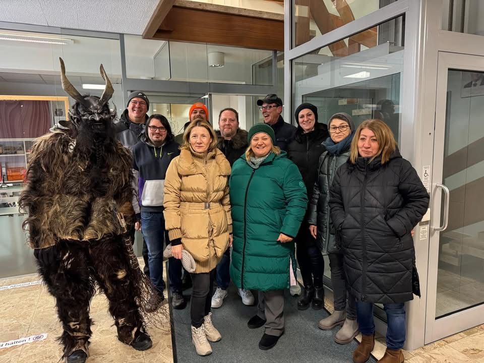 Bild enthält, Groupshot, Person, People, Coat, Jacket, Photobombing, Adult, Female, Woman, Man