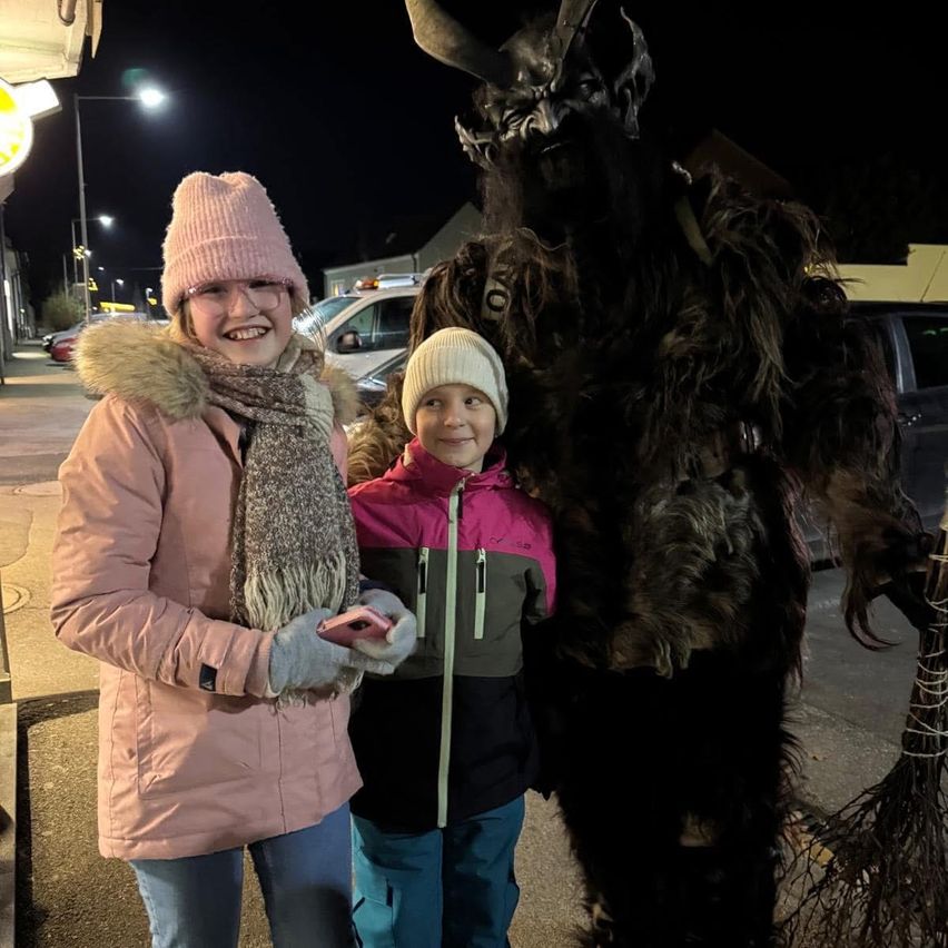 Bild enthält, Photography, Portrait, Photobombing, Jacket, Street, Urban, Glove, Hat, Cap, Pants