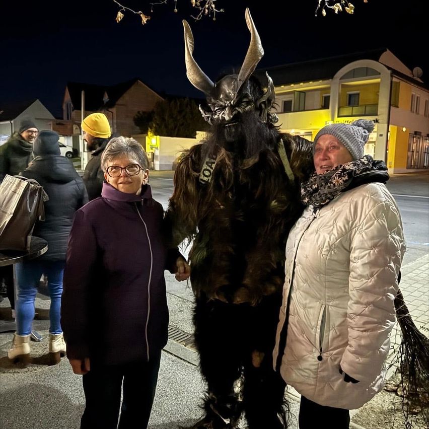 Bild enthält, City, Street, Urban, Person, Photography, Portrait, Coat, Jacket, Shelter, Pants