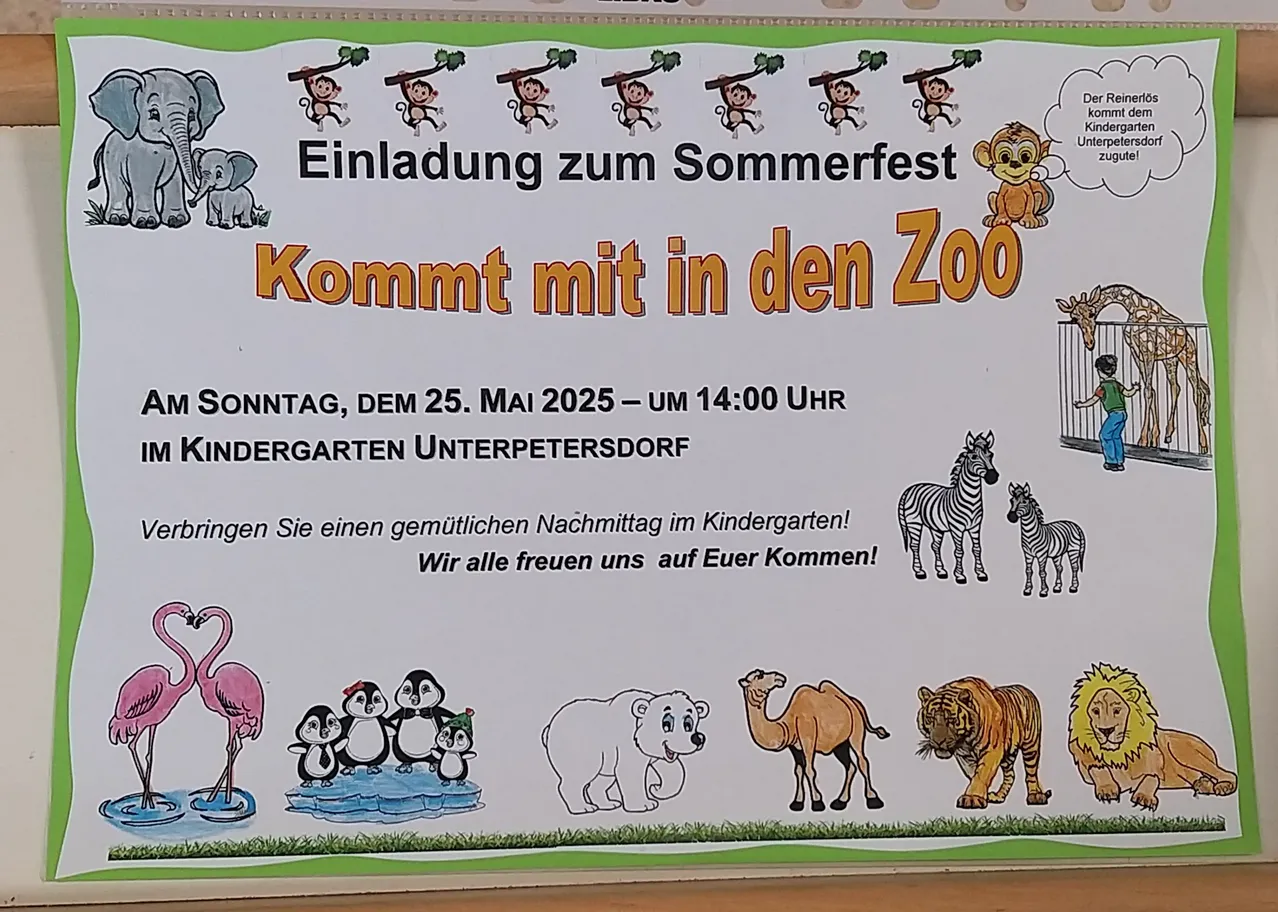 Ein Plakat lädt zum Sommerfest im Kindergarten Unterpetersdorf am 25. Mai 2025 um 14 Uhr ein. Es zeigt gezeichnete Tiere und Text auf Deutsch.