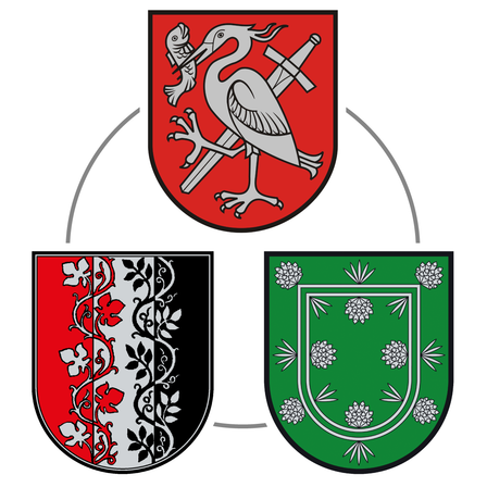 Drei heraldische Schilde: ein roter Schild mit einem Vogel, der einen Fisch hält, ein schwarz-roter Schild mit einem Weinrankenmuster und ein grüner Schild mit einem weißen Schild, der Tannenzapfen zeigt.