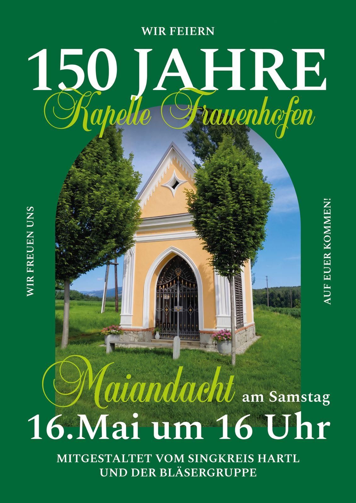 Plakat zum 150-jährigen Jubiläum der Kapelle Frauenhofen mit einer kleinen Kirche im grünen Hintergrund, zwei Bäumen und einem bogenförmigen Eingang. Es lädt alle ein zu kommen und enthält das Datum und die Uhrzeit der Veranstaltung.