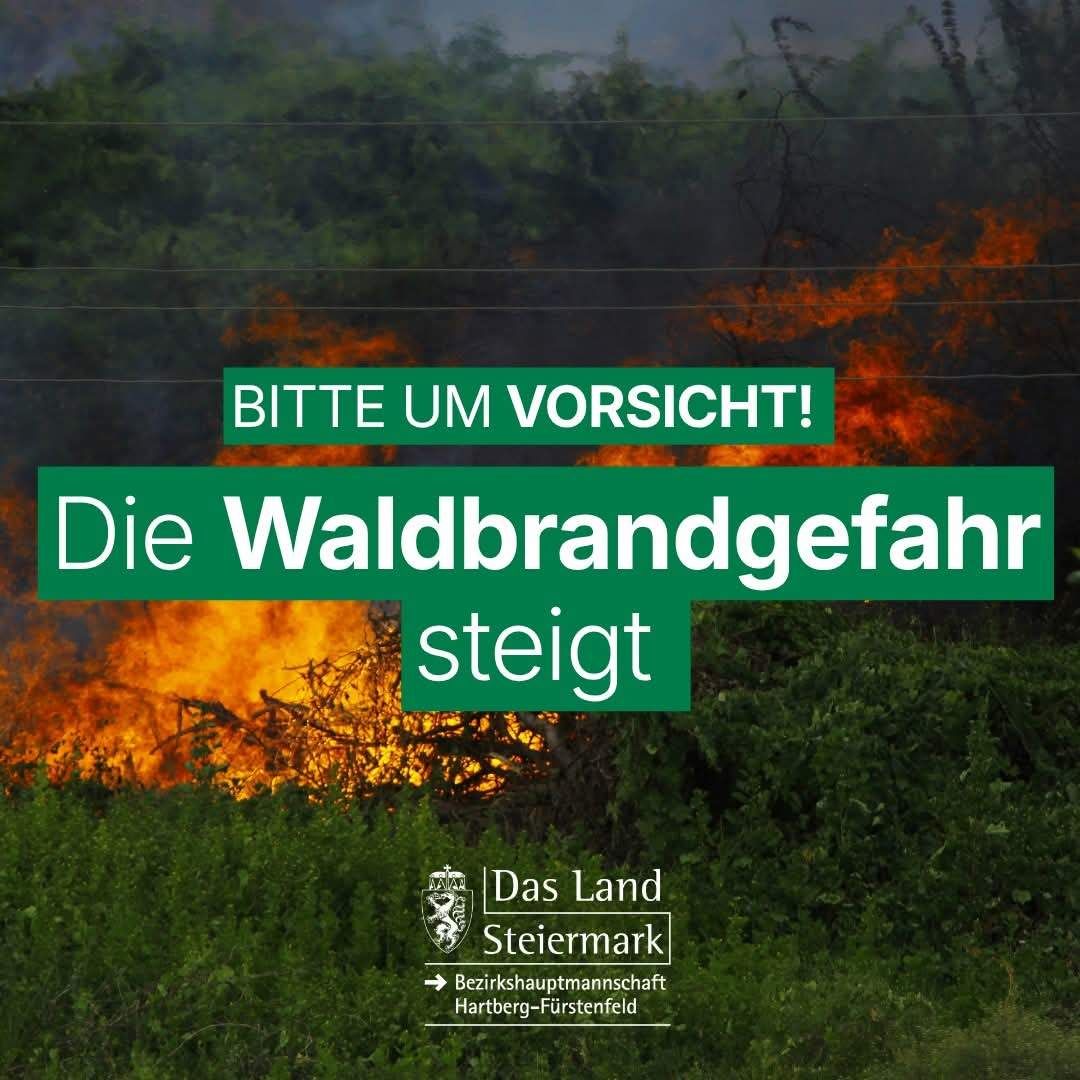 Ein Plakat warnt vor zunehmender Waldbrandgefahr mit einem Hintergrund eines brennenden Waldes und grünem Text, der 'BITTE UM VORSICHT! Die Waldbrandgefahr steigt' lautet.