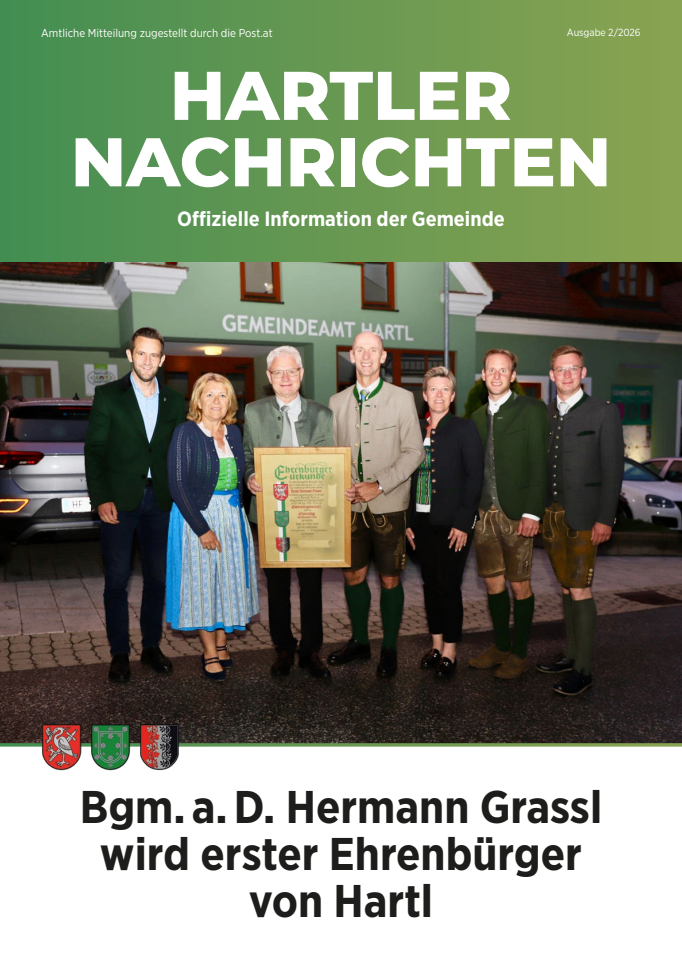 Offizielles Bild der Gemeindenachrichten, das fünf Personen in traditioneller Kleidung zeigt, die einen Preis überreichen. Das Bild enthält die Gemeindewappen und den Titel auf Deutsch.
