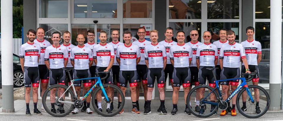 Bild enthält, People, Person, Adult, Male, Man, Wheel, Groupshot, Bicycle, Shorts