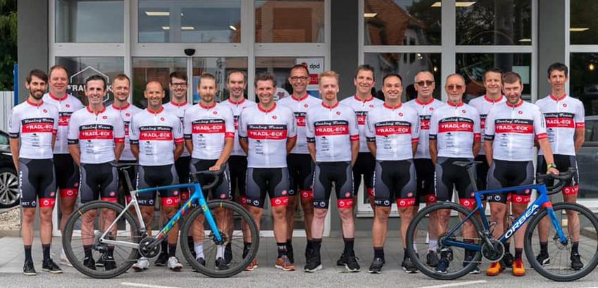 Bild enthält, People, Person, Adult, Male, Man, Wheel, Groupshot, Bicycle, Shorts