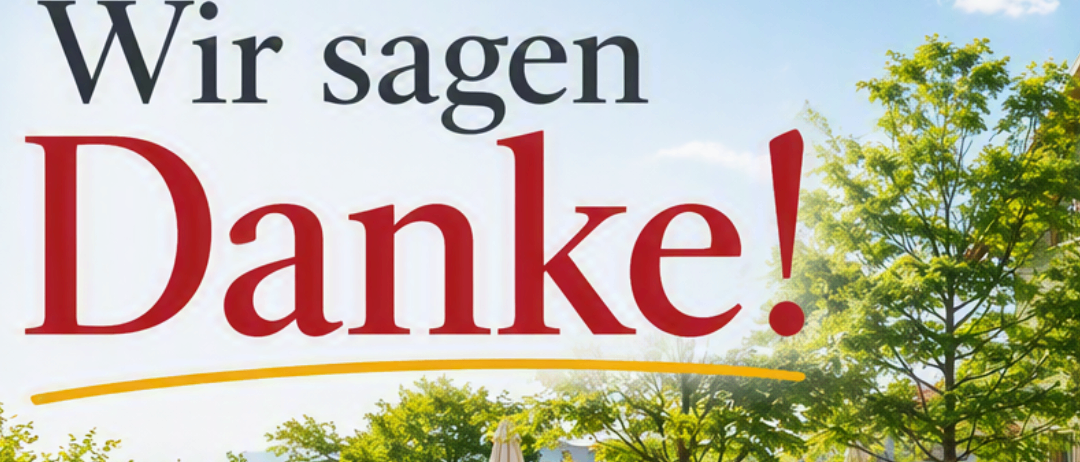 Eine Gartenparty im Freien mit Tischen und Stühlen unter Sonnenschirmen. Der Text lautet 'Wir sagen Danke!' und 'Freie Getränke für alle Unterstützerinnen!' auf Deutsch.