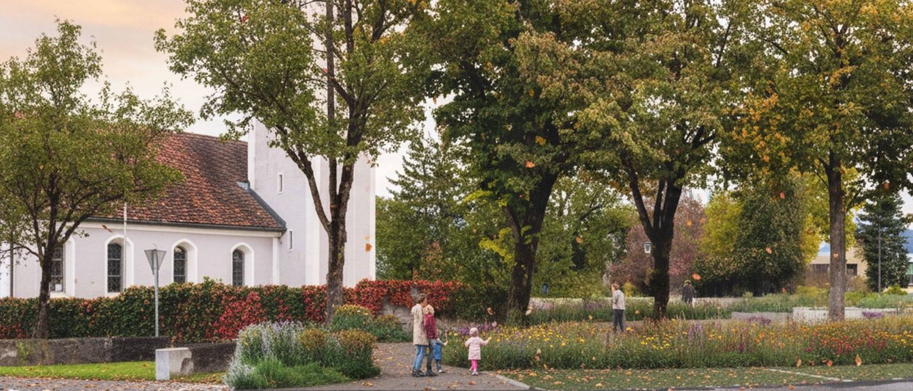 Ein Park mit verschiedenen Bäumen und bunten Blumen, einige Leute gehen und zwei stehen, mit einem Gebäude und einem Berg in der Ferne.