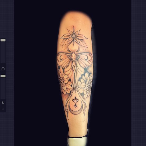 Der Arm einer Person zeigt ein detailliertes Tattoo eines Nachtfalters, Blumen und eines Sternsymbols auf schwarzem Hintergrund.