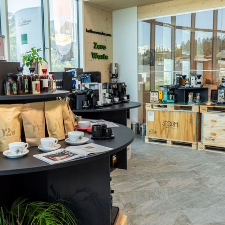 Bild enthält, Cafe, Indoors, Restaurant, Shop, Market, Grocery Store, Supermarket, Cup, Interior Design, Coffee Cup