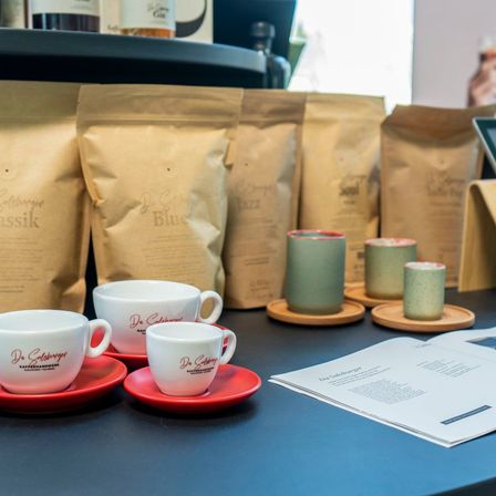 Bild enthält, Cup, Saucer, Text, Document, Receipt, Beverage, Coffee, Coffee Cup