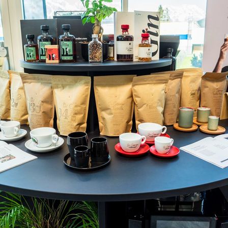 Bild enthält, Table, Cafe, Restaurant, Adult, Male, Man, Person, Tabletop, Cup, Coffee Cup