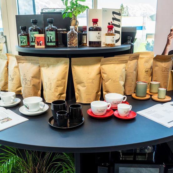 Bild enthält, Table, Cafe, Restaurant, Adult, Male, Man, Person, Tabletop, Cup, Coffee Cup